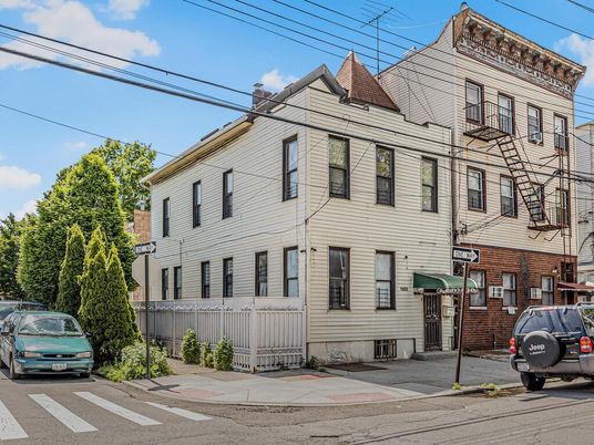 Exterior, Facade, Brick Facade, Rowhouse