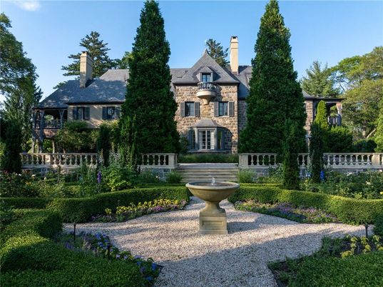 Backyard, Exterior, Facade, Brick Facade, French Provincial