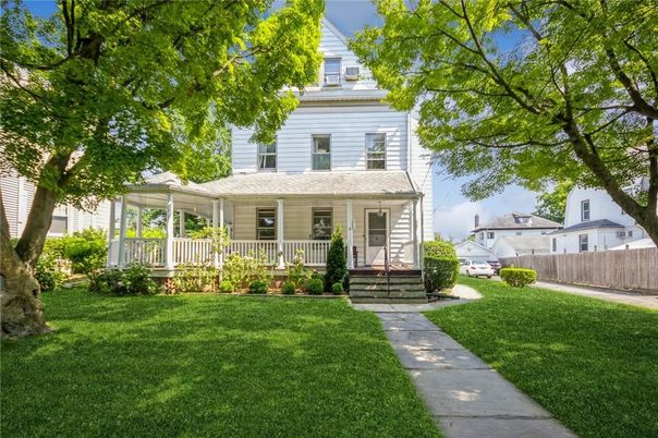 Exterior, Facade, Queen Anne Victorian