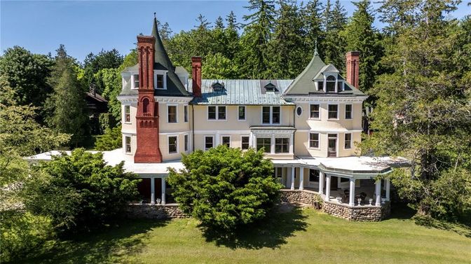 Backyard, Exterior, Facade, Queen Anne Victorian