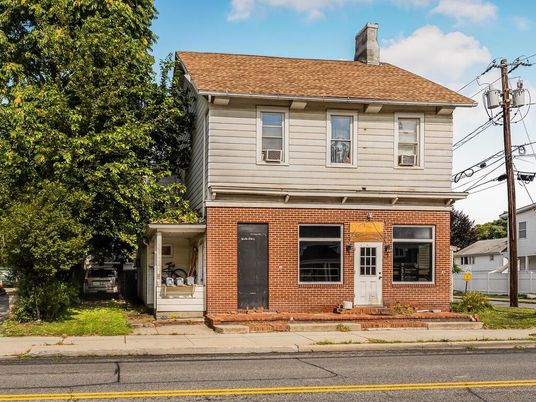 Exterior, Facade, Brick Facade, American Foursquare