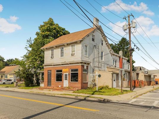 Exterior, Facade, Brick Facade, American Foursquare