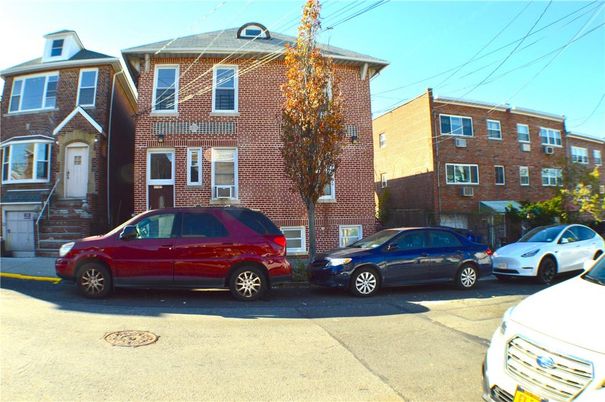 Exterior, Facade, Brick Facade, Rowhouse