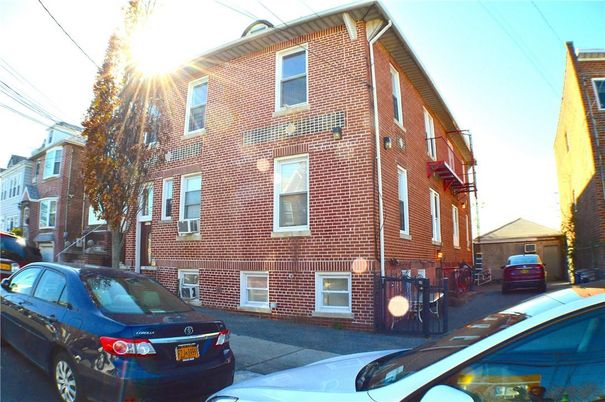 Exterior, Facade, Brick Facade, Rowhouse