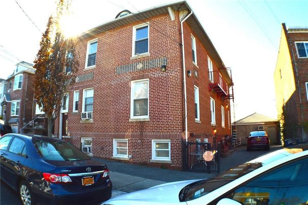 Exterior, Facade, Brick Facade, Rowhouse