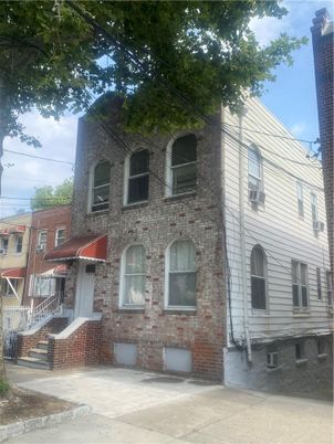 Exterior, Facade, Brick Facade, Rowhouse