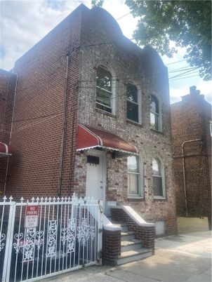 Exterior, Facade, Brick Facade, Rowhouse