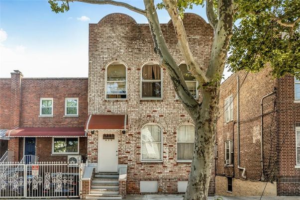 Exterior, Facade, Brick Facade, Rowhouse