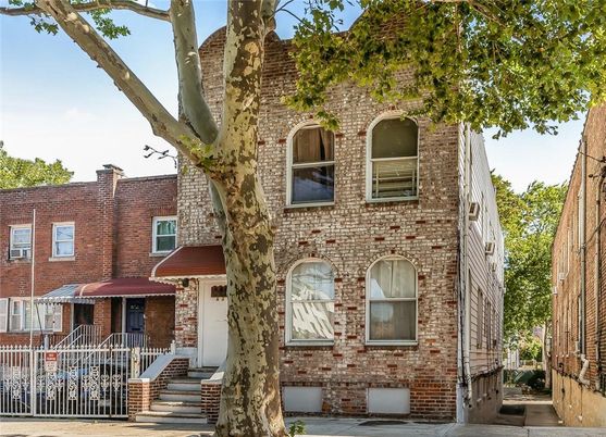 Exterior, Facade, Brick Facade, Rowhouse