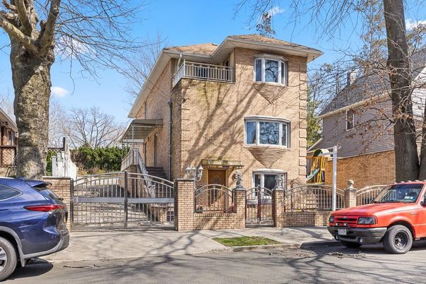 Exterior, Facade, Brick Facade, Rowhouse