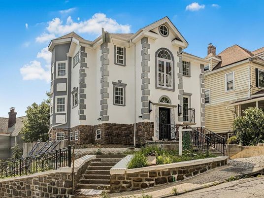 Exterior, Facade, Rowhouse