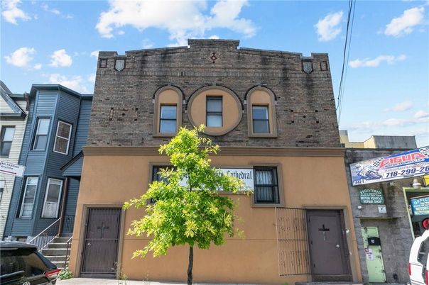 Exterior, Facade, Rowhouse