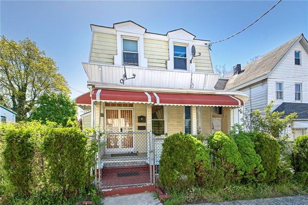 Exterior, Facade, Queen Anne Victorian