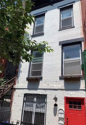 Exterior, Facade, Rowhouse