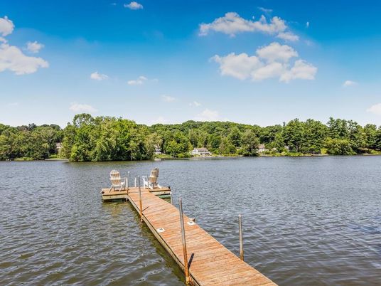 Exterior, Lake