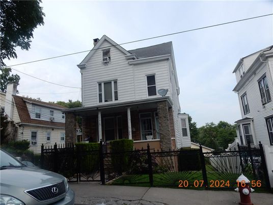 Exterior, Facade, Brick Facade, Rowhouse