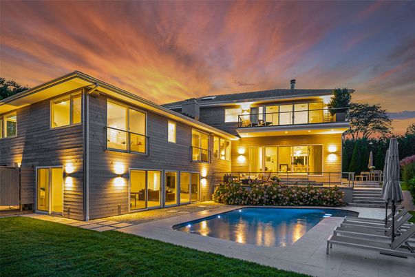 Backyard, Exterior, Facade, Pool, Modern