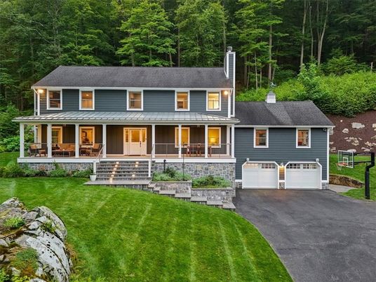Attached, Exterior, Facade, Cape Cod