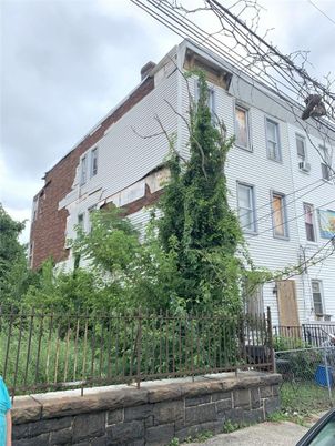 Exterior, Facade, Rowhouse