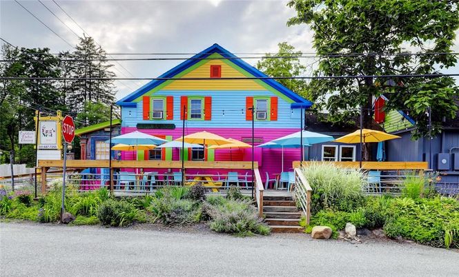 Exterior, Facade, Queen Anne Victorian