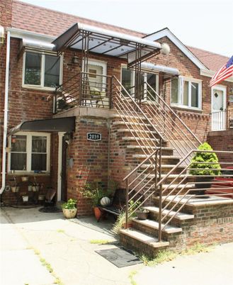 Exterior, Facade, Brick Facade, Rowhouse