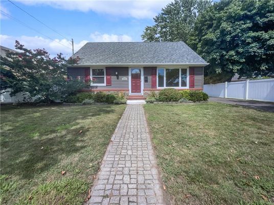 Exterior, Facade, Cape Cod