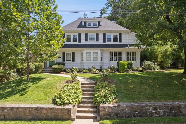 Exterior, Facade, American Foursquare