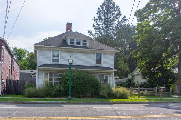Exterior, Facade, American Foursquare