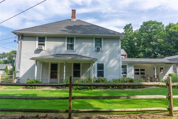 Exterior, Facade, American Foursquare