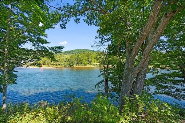 Exterior, Lake