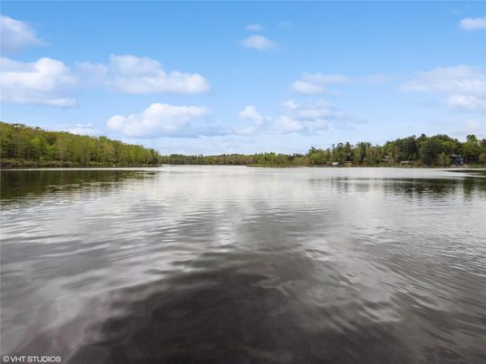 Exterior, Lake