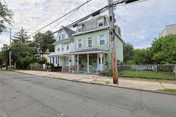 Exterior, Facade, Queen Anne Victorian