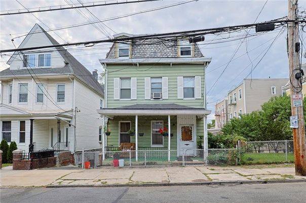 Exterior, Facade, American Foursquare