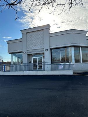 Exterior, Facade, Modern