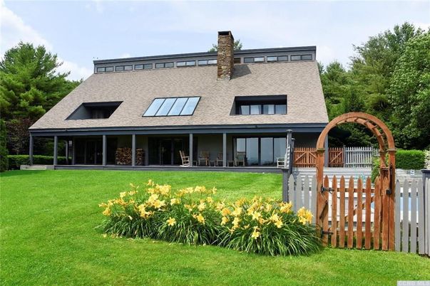 Backyard, Exterior, Facade, Modern