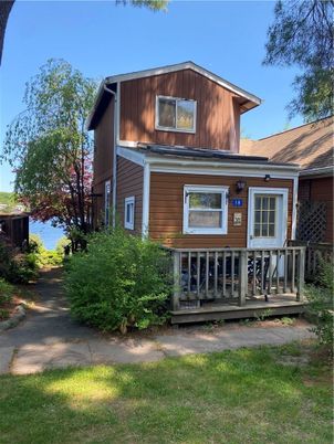 Exterior, Facade, Split Level