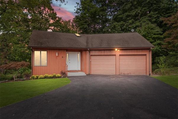 Attached, Exterior, Facade, Ranch