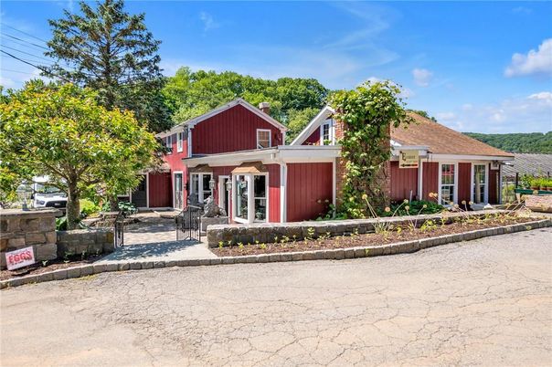Exterior, Facade, Farmhouse