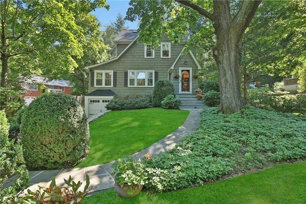 Attached, Exterior, Facade, Queen Anne Victorian