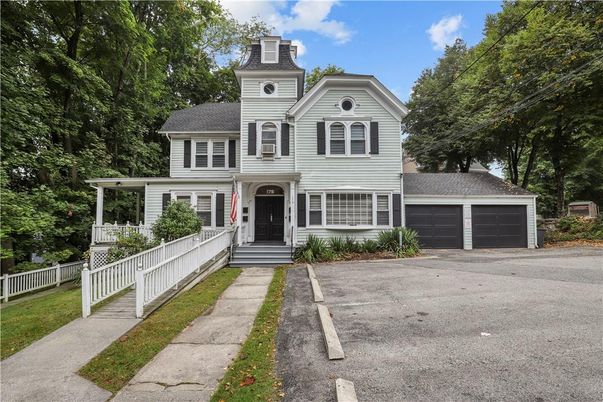 Attached, Exterior, Facade, Queen Anne Victorian