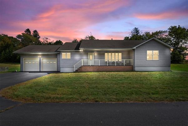 Attached, Exterior, Facade, Ranch
