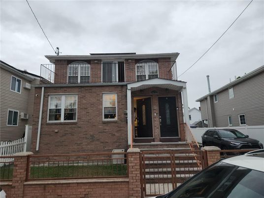 Exterior, Facade, Brick Facade, American Foursquare
