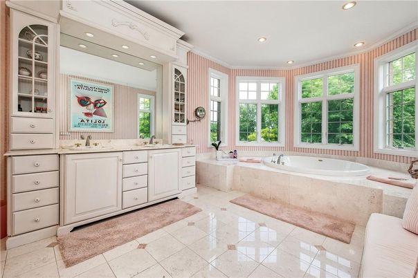Bathroom, Dual Sink Vanities, Interior, Recessed Lighting