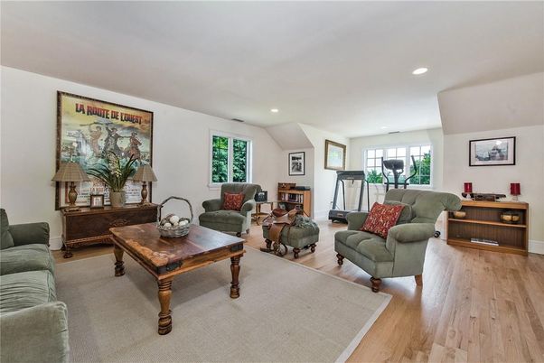 Fitness Equipment, Interior, Living room, Recessed Lighting, Wood Texture Flooring