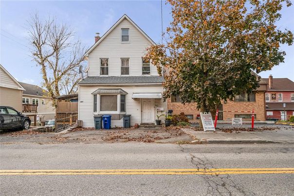 Exterior, Facade, Brick Facade, Queen Anne Victorian