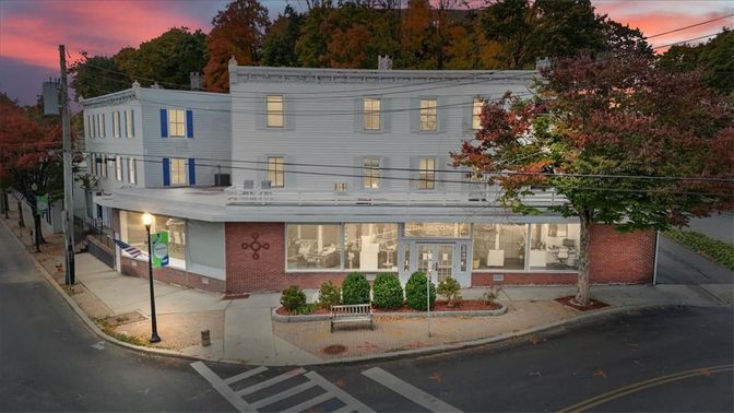 Exterior, Facade, Rowhouse