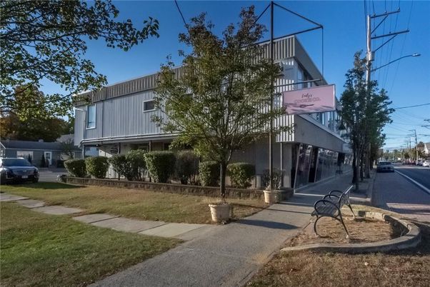 Exterior, Facade, Modern