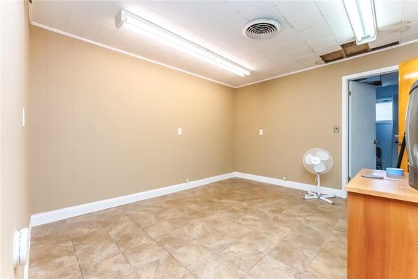 Empty room, Interior