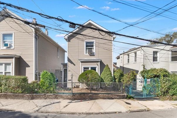 Exterior, Facade, Rowhouse