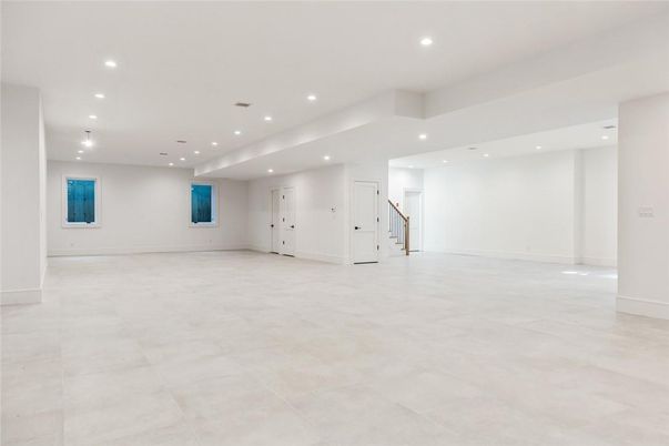 Empty room, Interior, Recessed Lighting
